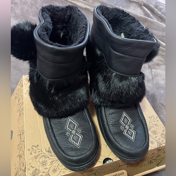Manitobah Mukluks Annie Bell Short Snowy Owl Grain Mukluk - Picture 1 of 12